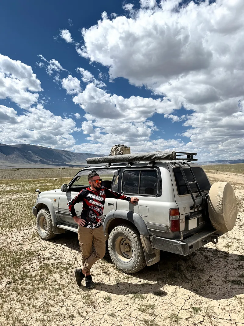 Тимофей у Toyota Land Cruiser, на котором мы ехали по Алтаю с местным гидом.